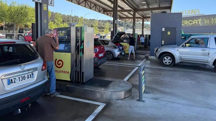 VÍDEO | Creixen un 22% els francesos que posen benzina a la Jonquera durant el primer mes de rebaixa de l'IVA dels carburants