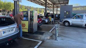 Clients francesos duna benzinera de la Jonquera plena.