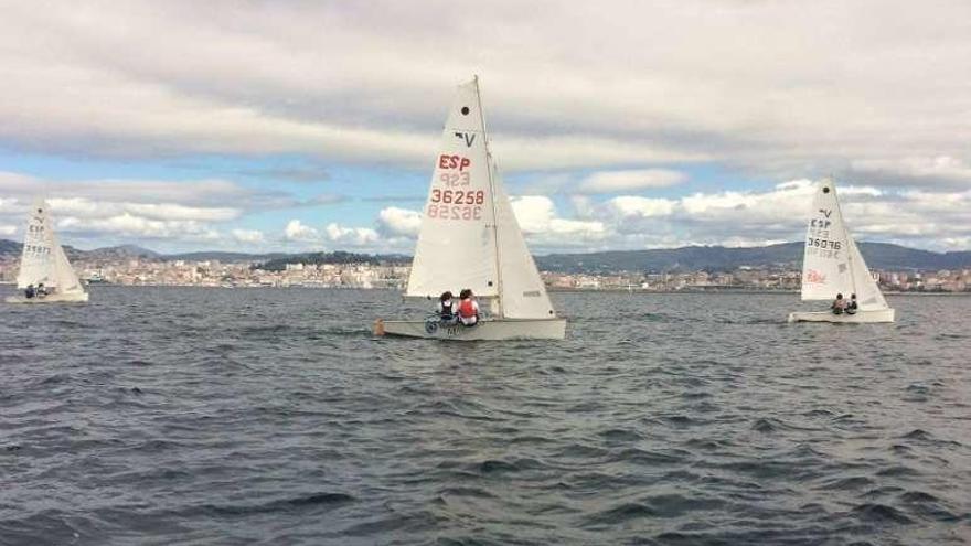 Entrenamiento de los vaurien en la Ría de Vigo.