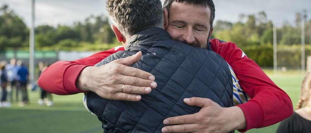 Abrazo emocionado del entrenador de la UD Ourense, Fernando Currás. // Brais Lorenzo