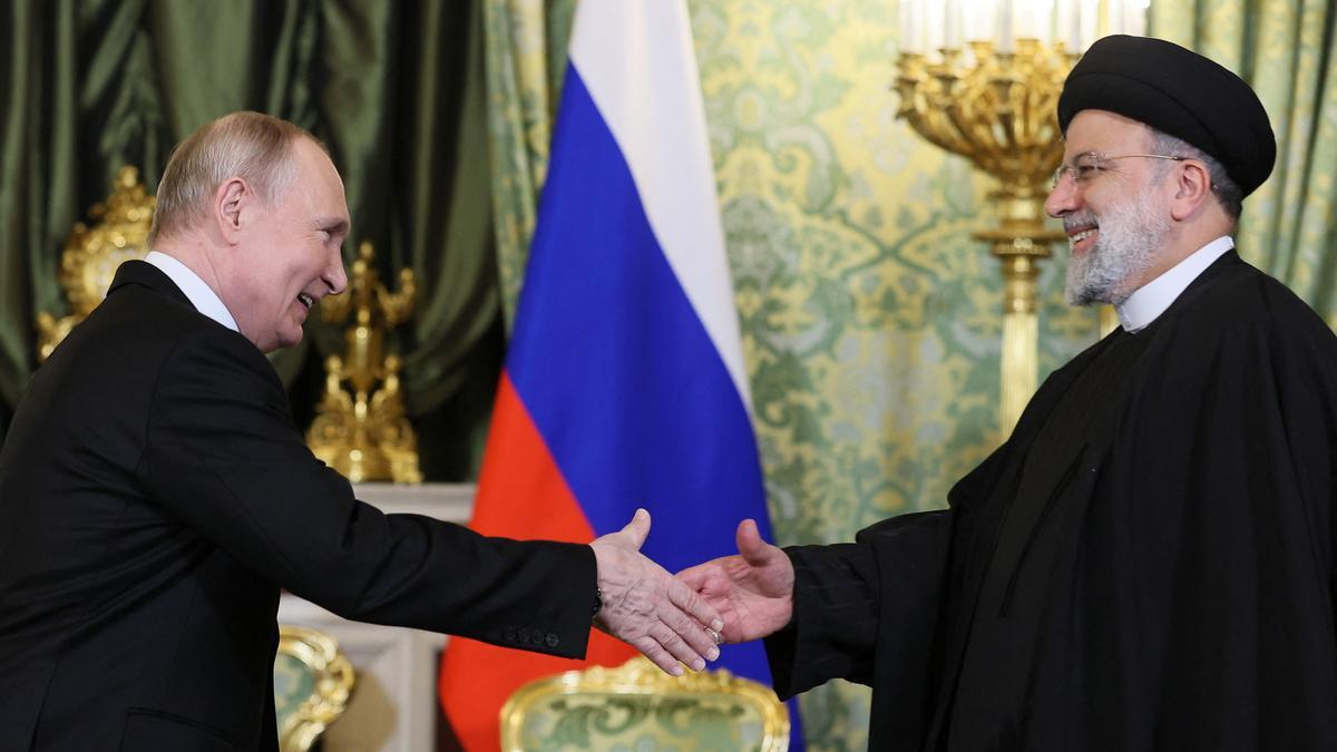 El presidente ruso, Vladímir Putin, saluda a su colega iraní, Ebrahim Raisí, durante su encuentro de este jueves en Moscú.