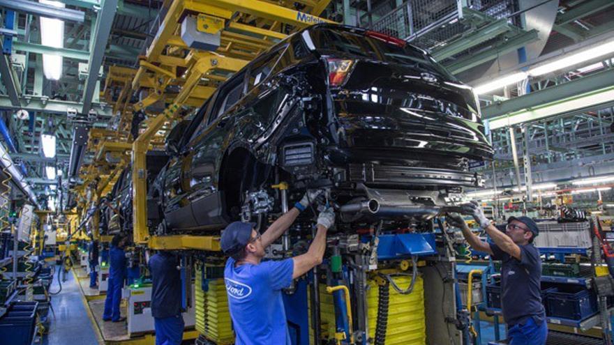 Trabajadores del sector del automóvil.