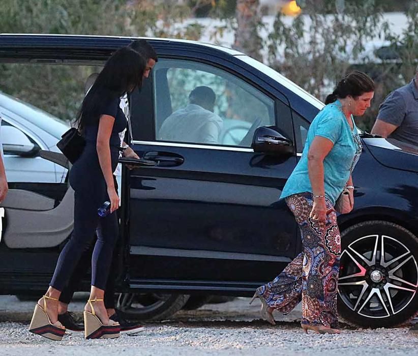 Cristiano Ronaldo, su familia y Georgina, en Ibiza.