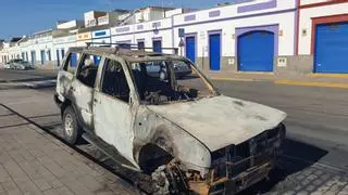 Investigan un posible incendio intencionado en un coche en El Castillo del Romeral