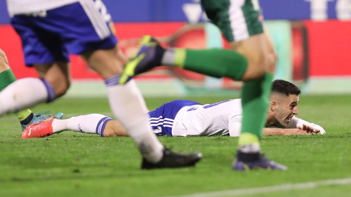 Sabin Merino, tirado sobre el césped tras una acción ofensiva del Real Zaragoza.