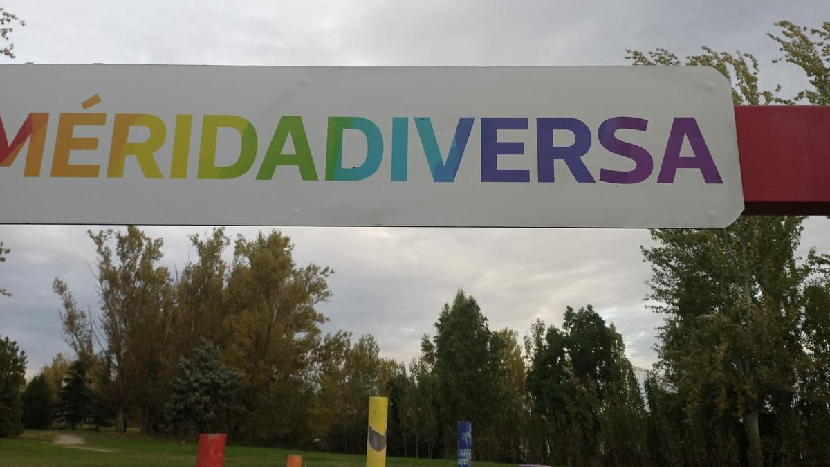 Mérida borra las pintadas del monumento LGTBIQ.