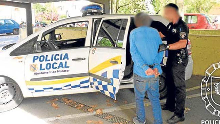 Un agente de la Policía Local de Manacor traslada al joven detenido tras la reyerta.