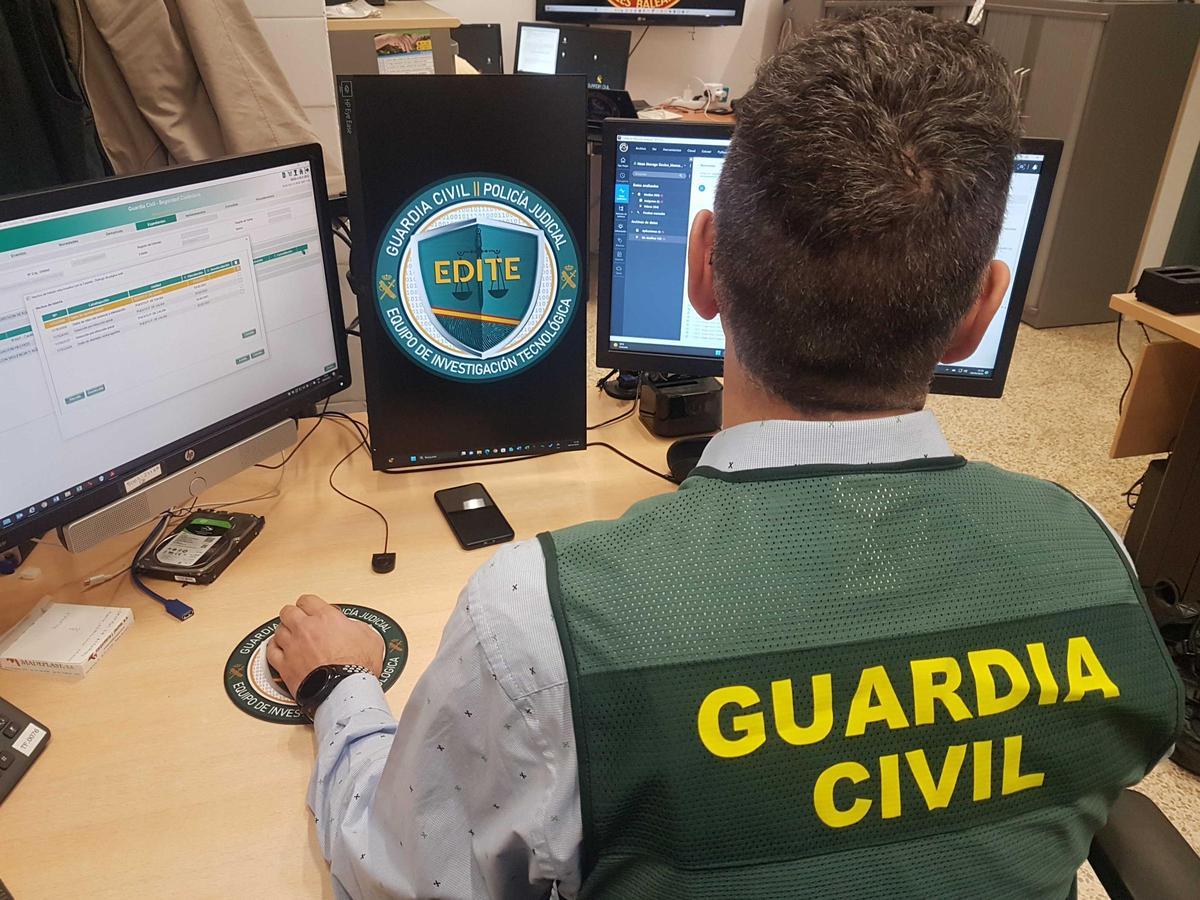 Un investigador del Grupo de Delitos Tecnológicos de la Guardia Civil.