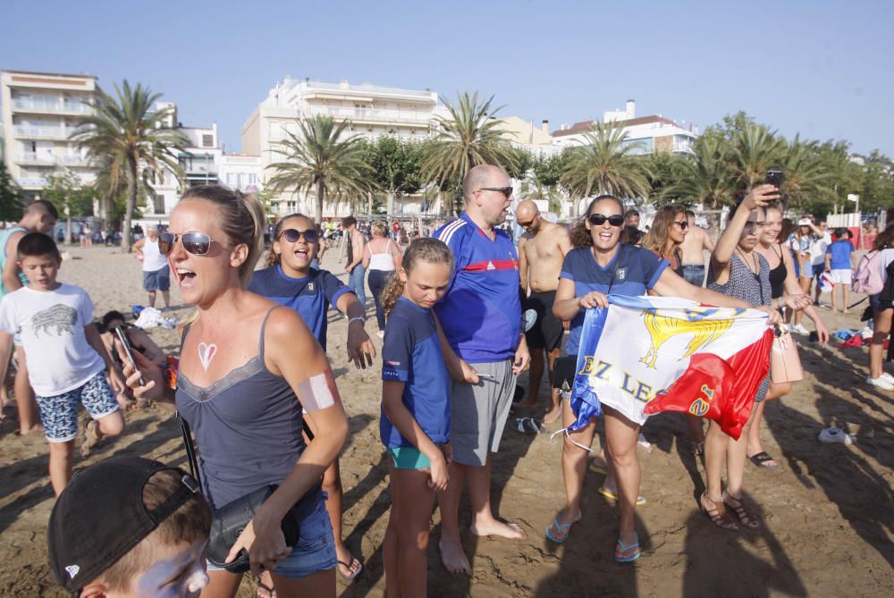 L''afició francesa a Roses celebra la victòria del seu equip al Mundial