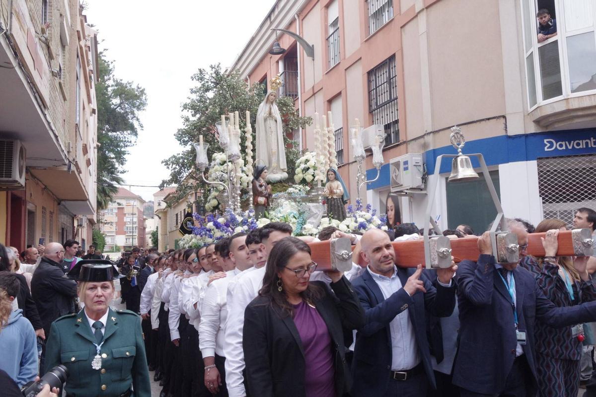 Procesión de la Virgen de Fátima por el barrio de La Trinidad, estrenando la ampliación del trono