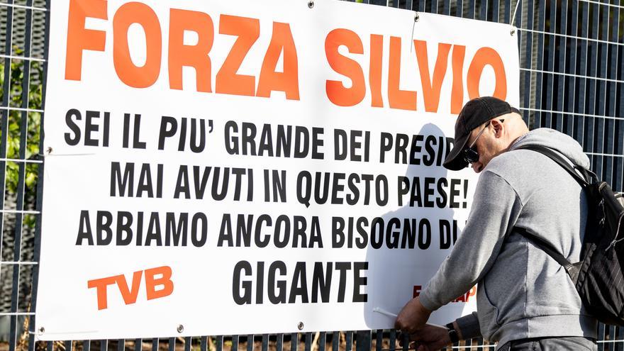 Cartel de apoyo a Silvio Berlusconi junto al hospital de Milán.