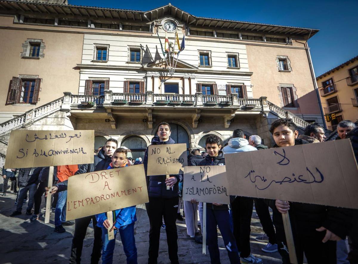 Protesta per exigir el dret al padró: "Som de Ripoll"