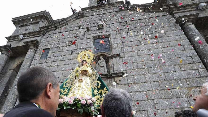 Lanzamiento de pétalos desde el campanario sobre la imagen de la Virgen. // Bernabé/Javier Lalín