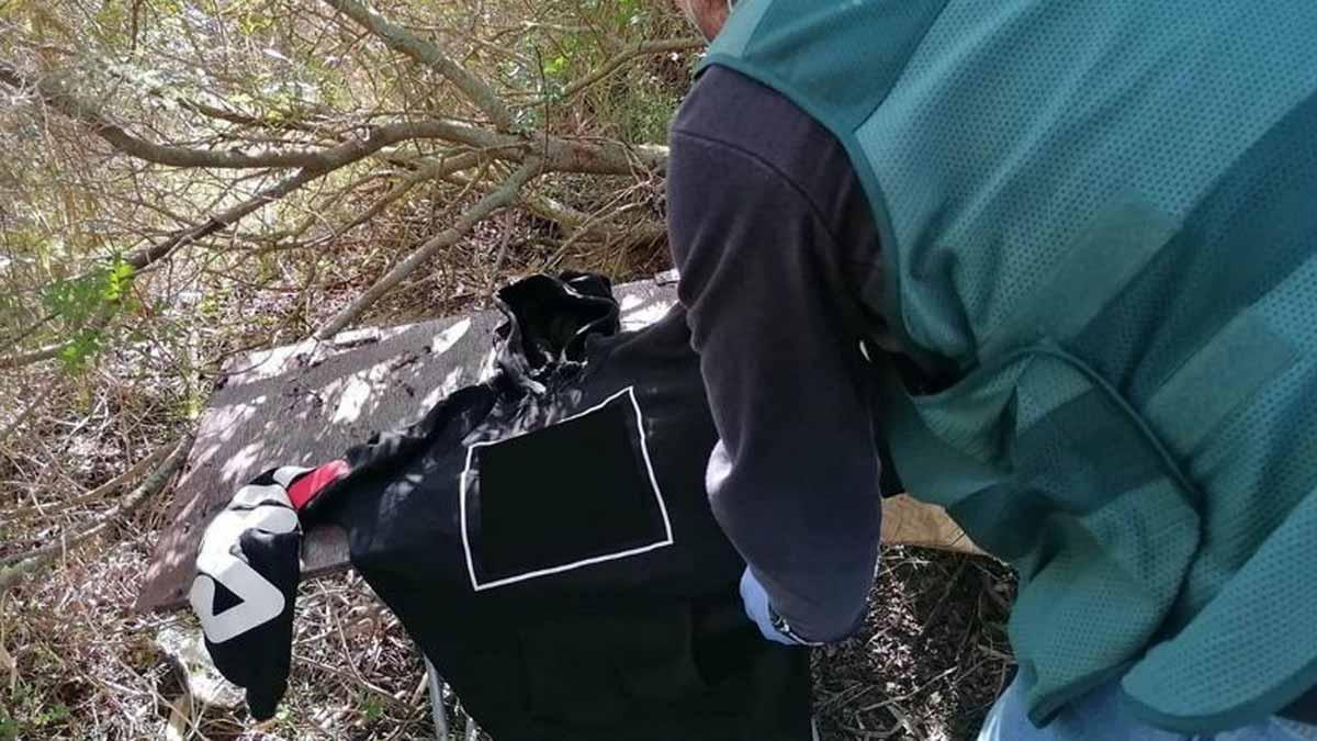 Guardia Civil inspecciona la ropa de una mujer que ha sido violada