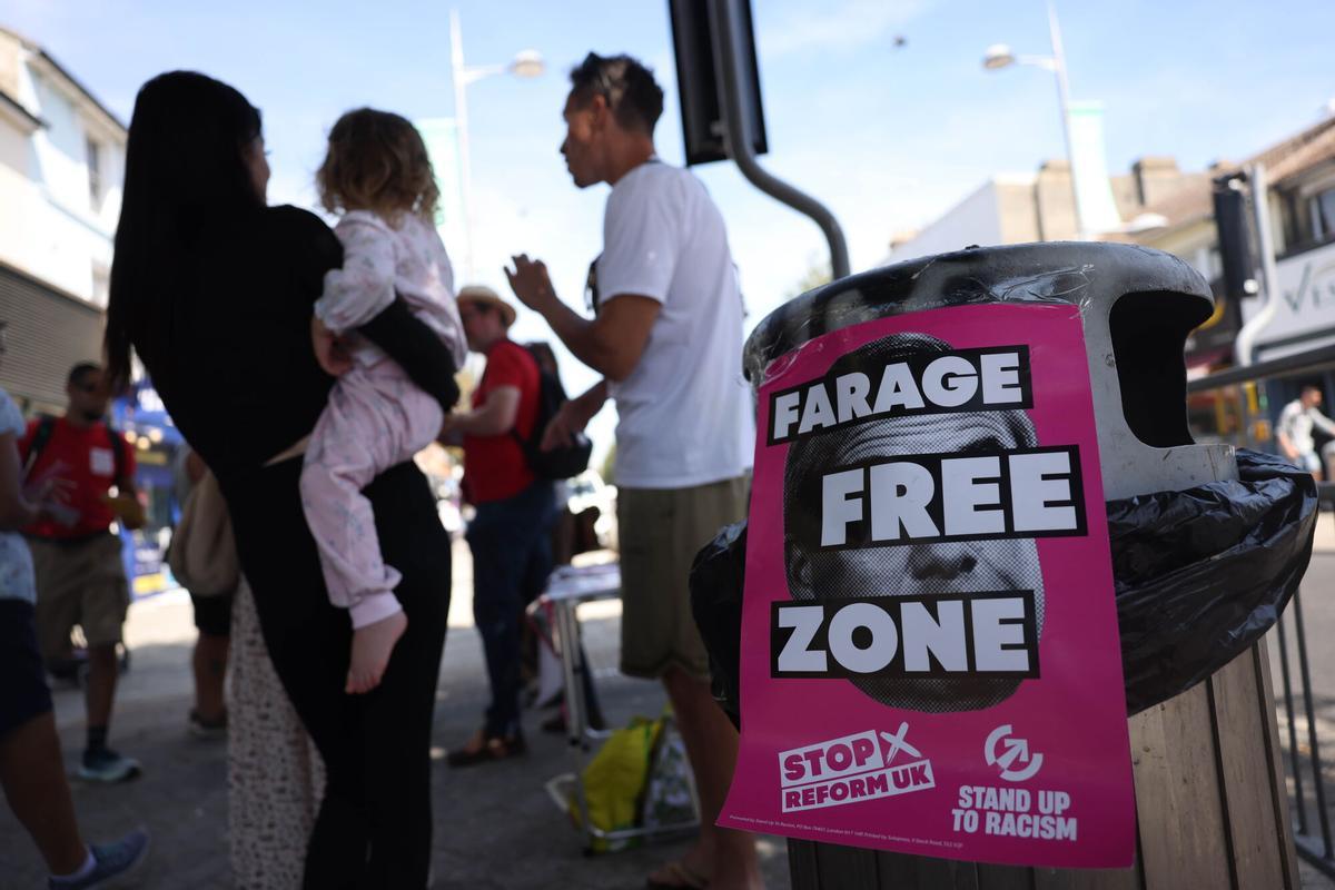 Activistas de la organización Stand Up to Racism participan en una manifestación contra Nigel Farage en la circunscripción de Clacton.