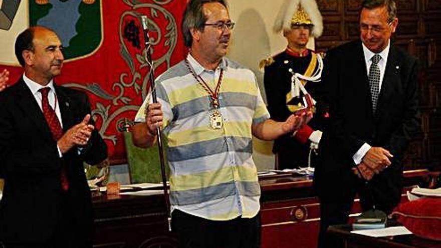 Francisco Guarido, con el bastón de mando, tras convertirse en alcalde en el 2015.