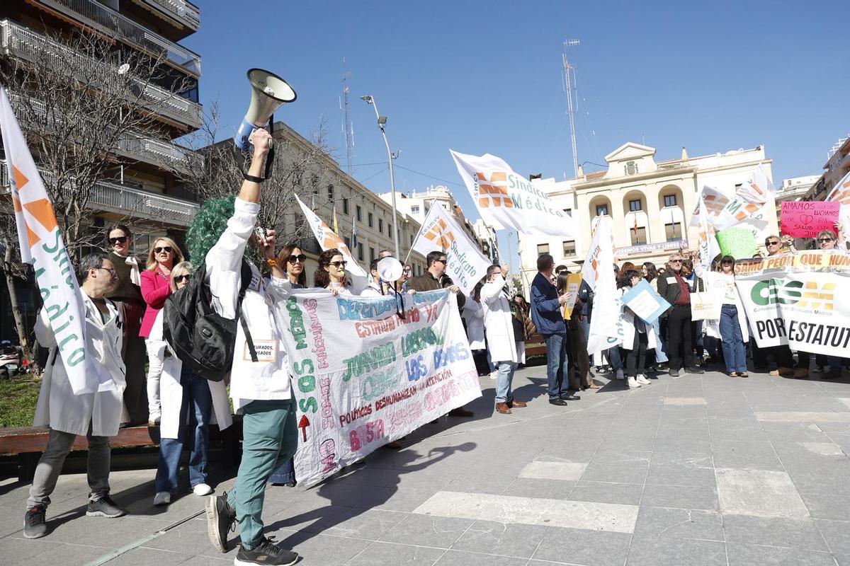 Sanitarios, en la protesta de este viernes en la plaza de la Montañeta de Alicante.