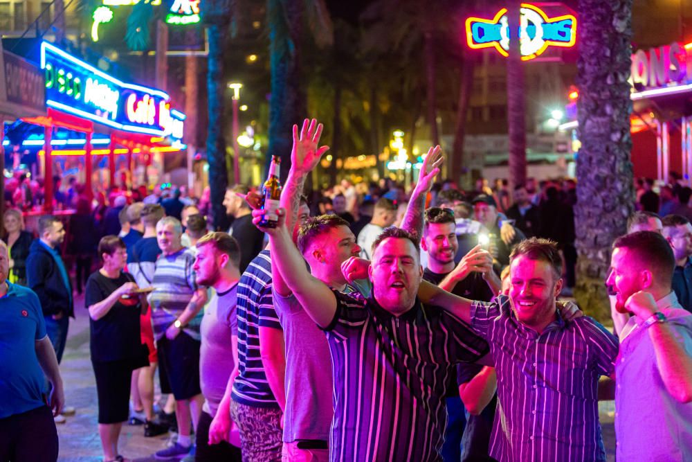 Los turistas ingleses desafían al coronavirus en Benidorm.