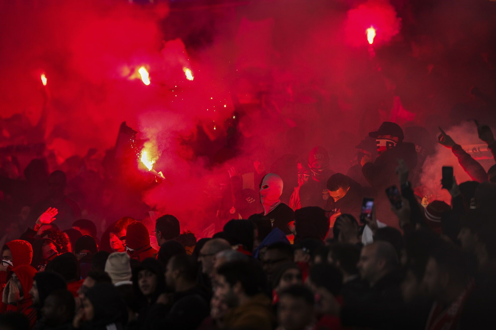 Lisbon (Portugal), 05/03/2025.- Supporters light flares during the UEFA Champions League Round of 16 first leg soccer match between Benfica and Barcelona held at Luz Stadium, Lisbon, Portugal, 05 March 2025. (Liga de Campeones, Lisboa) EFE/EPA/MIGUEL A. LOPES