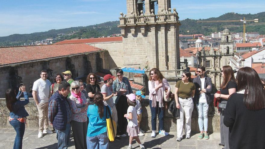 Participantes en una de la visitas guiadas, ayer, por los tejados de la catedral de Ourense.