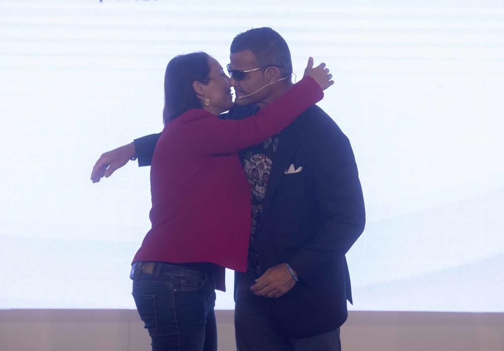 Antonio Orozco canta en la presentación de la vestimenta del Equipo Paralímpico Español en La Marina de Valencia