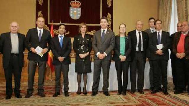 De izquierda a derecha, el presidente de la Diputación de Pontevedra, el deán de la Catedral de Santiago, el alcalde de Soutomaior, el regidor de Ferrol, la directora xeral de Turismo, Núñez Feijóo, la ministra Ana Pastor, el presidente de Renfe, el alcalde de Vilagarcía y el regidor de Mañón. // X. Álvarez