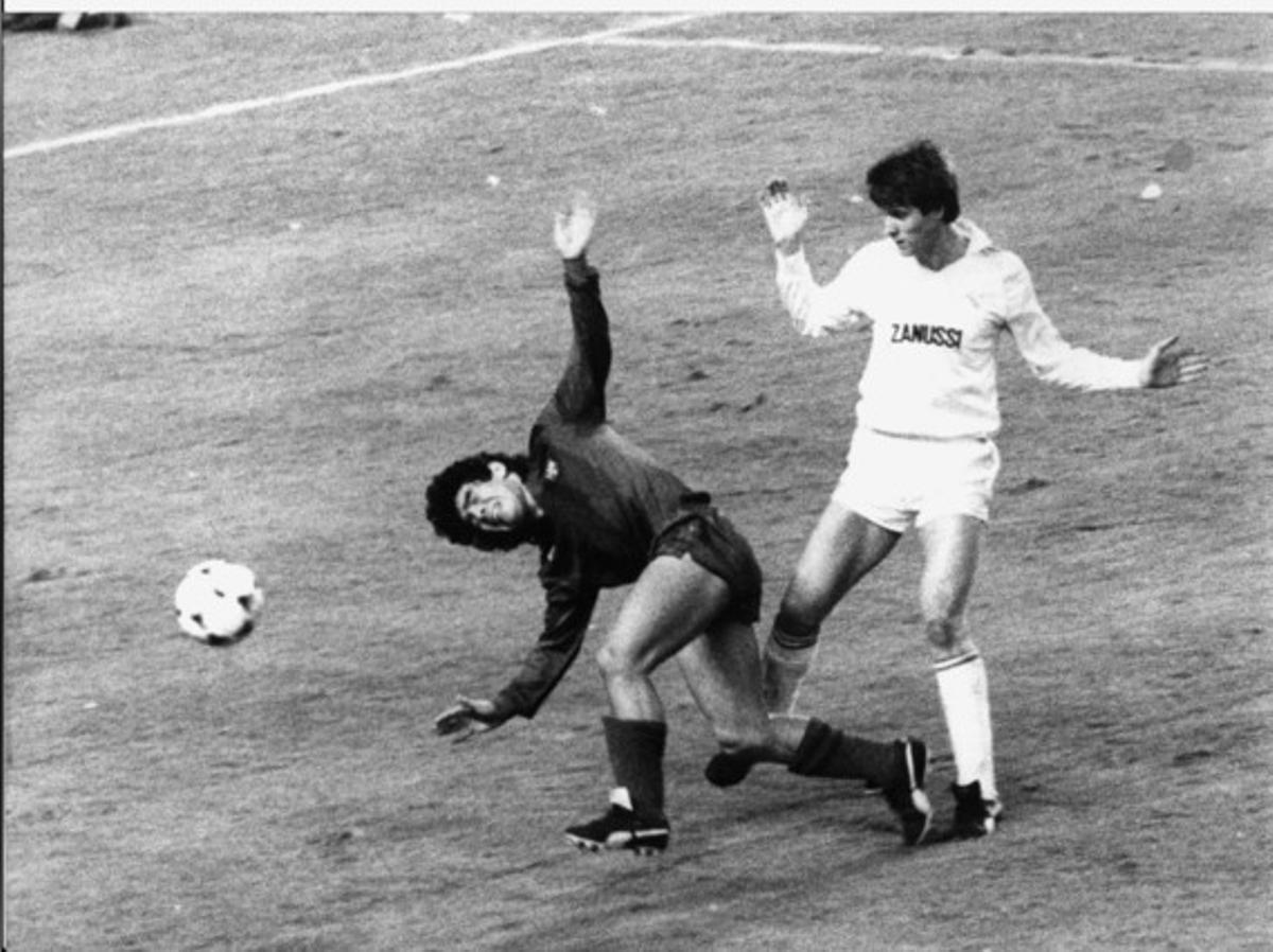 Diego Armando Maradona obstaculizado por un defensa del Madrid (1983)