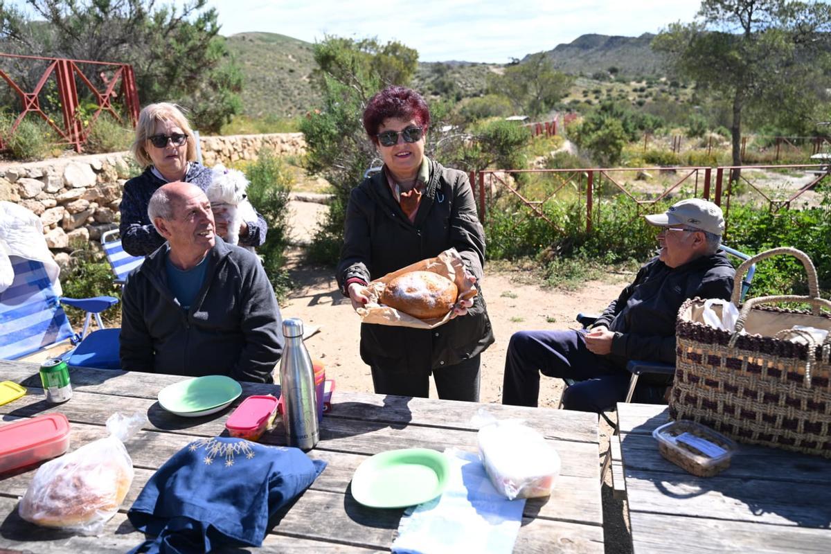 Toñi González muestra la mona junto a familiares y amigos
