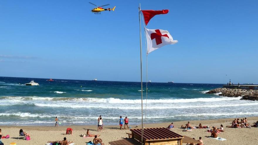 Imatge d&#039;arxiu d&#039;una platja amb la bandera vermella