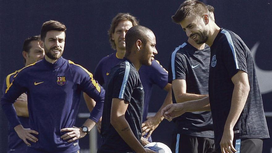 Neymar y Piqué ayer en el entrenamiento blaugrana.