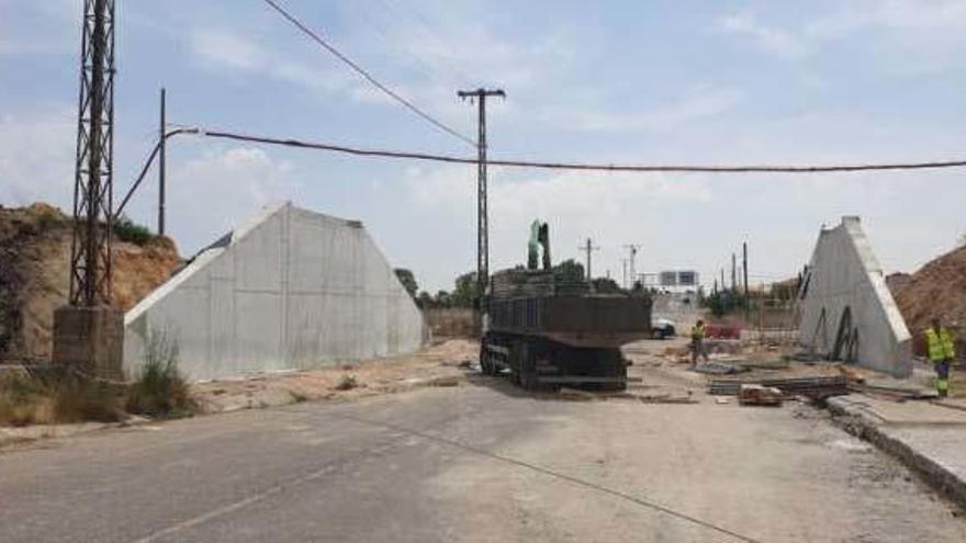 Obras en el puente bajo la vía del ferrocarril.