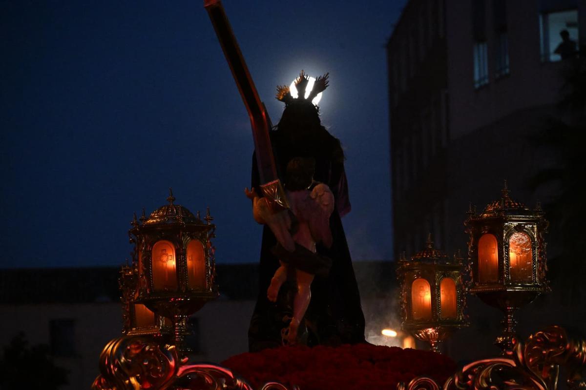 La luna resplandece al paso del Nazareno a la salida del Asilo de San José