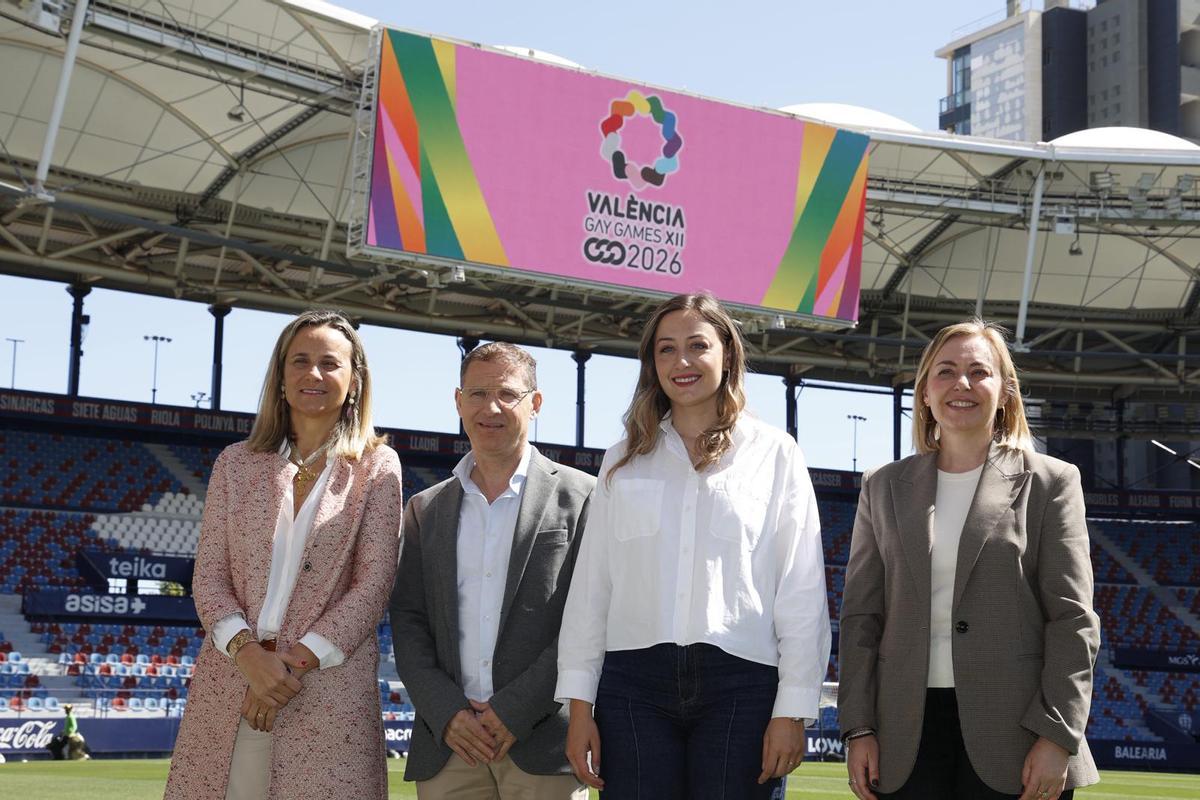 Presentantes de Ayuntamiento y Diputación y el local partner, en la presentación de los Gay Games