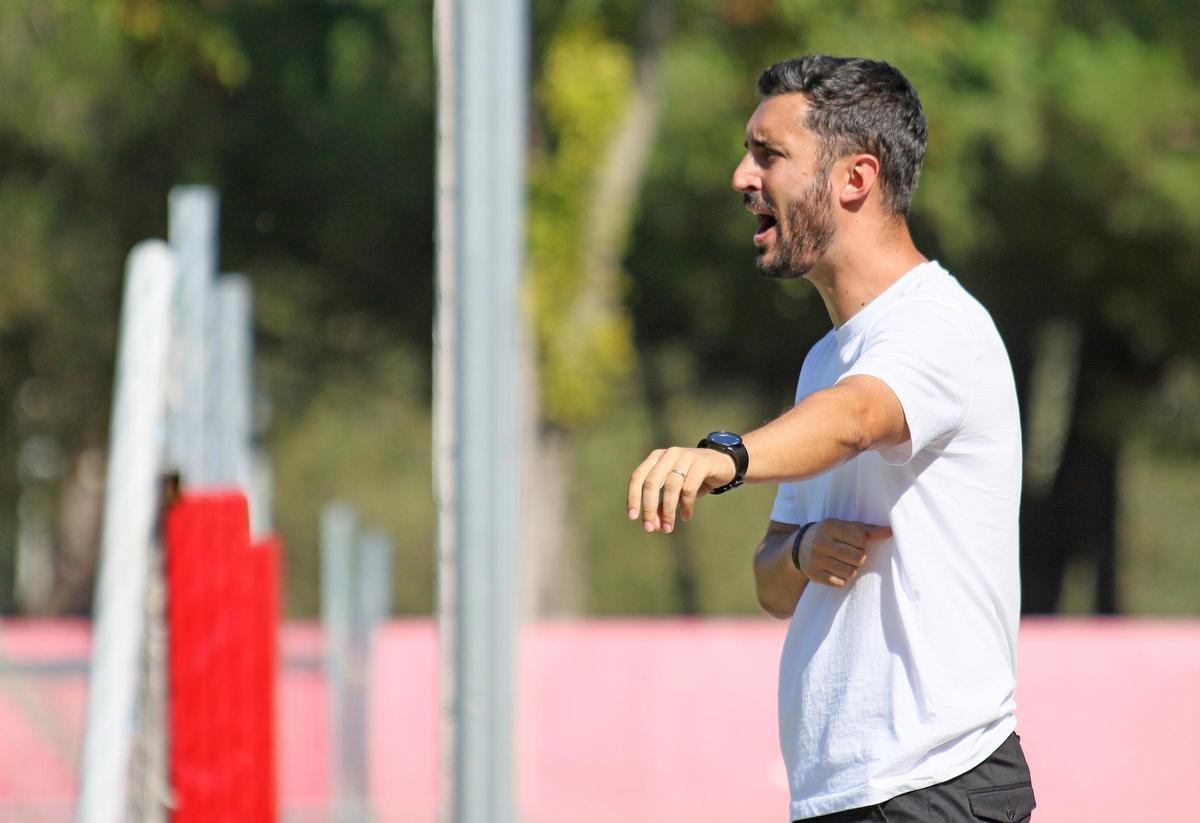 El tècnic blanc-i-vermell Xavi Corominas guia els seus jugadors durant el partit d'ahir contra el Lleida Esportiu