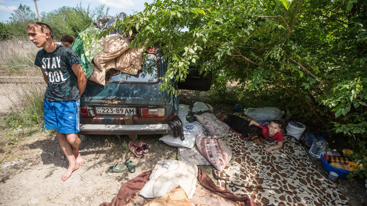 Ciudadanos de Zaporiya esperan en campamentos improvisados poder volver a sus hogares