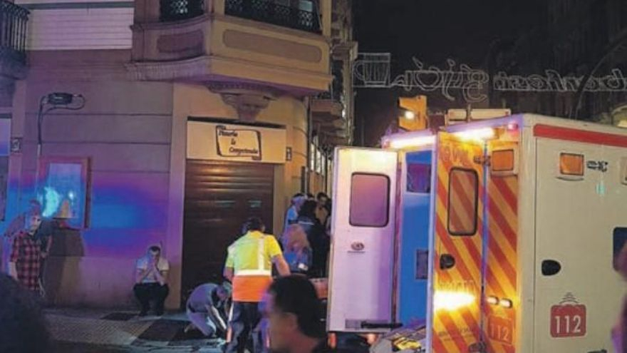 Policía y ambulancia asistiendo a Germán en la calle Felipe Menéndez tras la agresión.