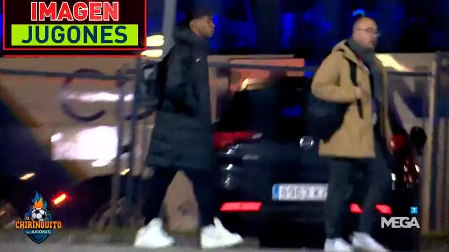 El tobillo de Lamine preocupa al Barça... Así salió cojeando de Montjuïc