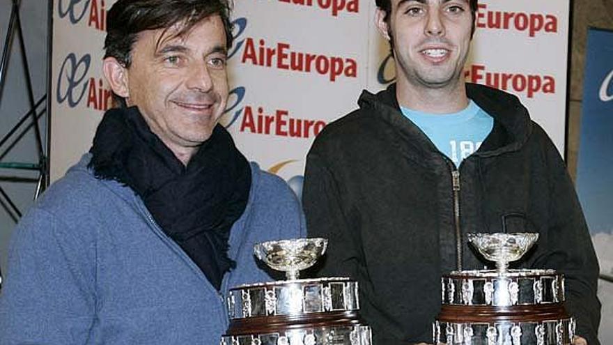 El capitán del equipo español de Copa Davis, Emilio Sánchez Vicario, y el jugador Tomás Carbonell muestran sendas réplicas del trofeo