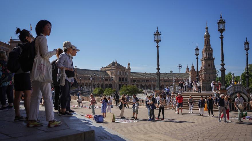 Turistas en la Plaza de España. Ayuntamiento, Diputación y sindicatos piden a la Junta "un marco jurídico" para la tasa turística