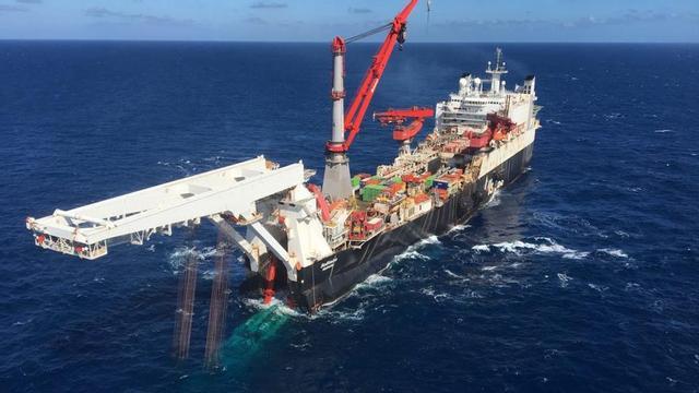 El «Solitaire», con su «stinger» en la popa, mientras tiende tubería submarina. |