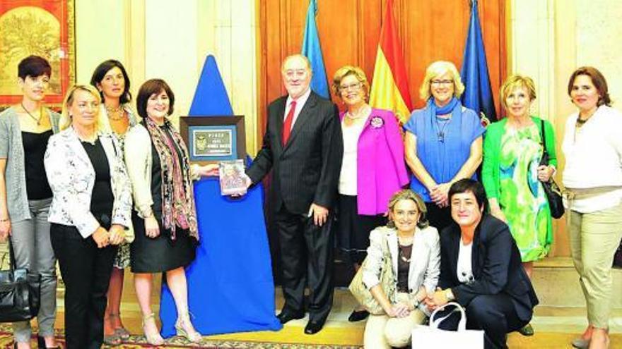 Integrantes de la junta directiva de la asociación Empresa Mujer, ayer, junto a Gabino de Lorenzo.