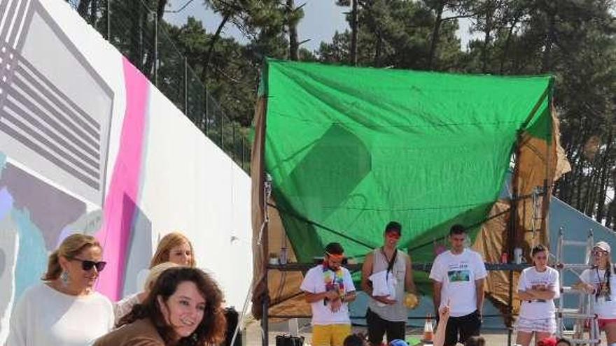 La presidenta y la artista charlaron con los niños. // Muñiz