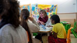 La directora Begonya Parés comiendo en el comedor de la escuela junto al alumnado, esta semana.