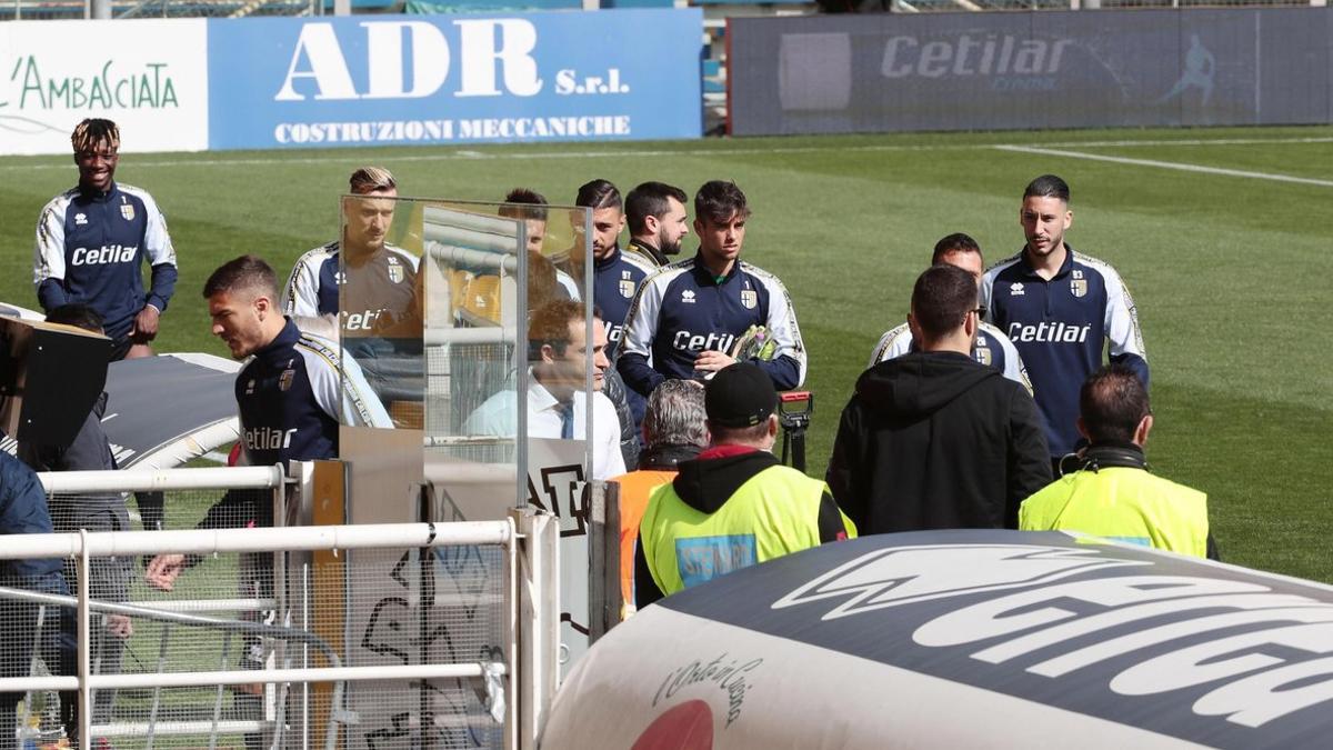 Los jugadores del Parma-Spal esperan sobre el césped la autorización para jugar el partido, este domingo.