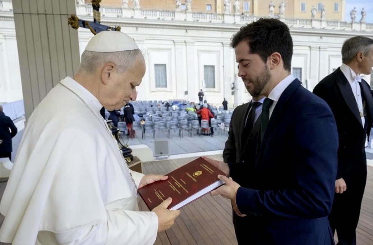 El historiador de Fernán Núñez Ángel Marín entrega a León XIV su tesis doctoral sobre la iglesia de Santa Marina de su localidad.