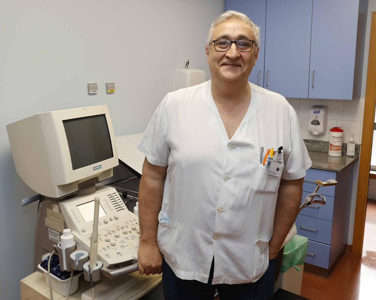 El doctor Francisco Estévez, en su consulta.