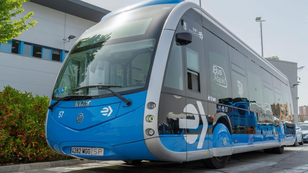 Bus rápido de la línea que une Valdebebas y el Hospital Ramón y Cajal, en Madrid.