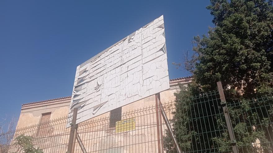 Cartel ‘zombi’ de la Junta, a tono con el pasado Halloween