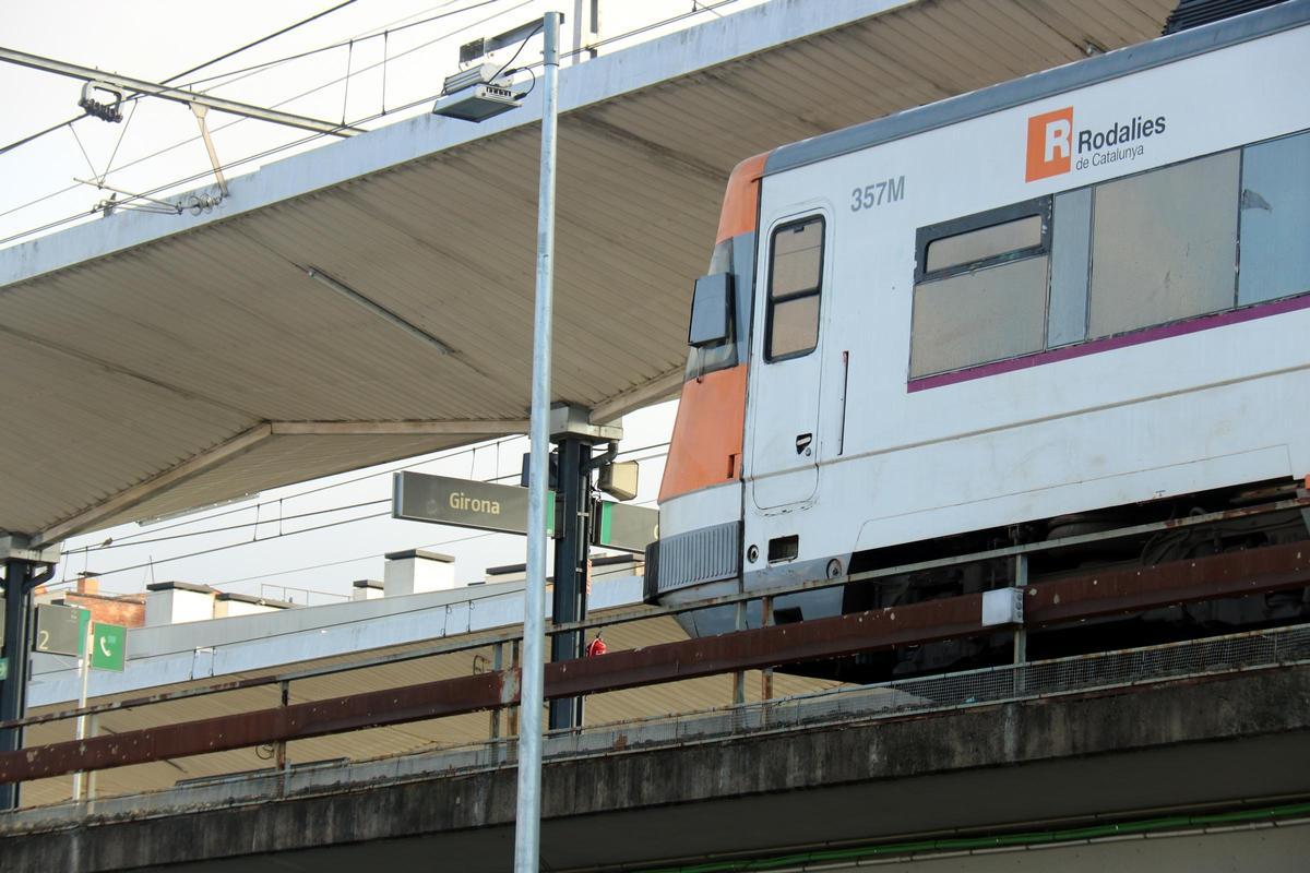 Les fotos de les estacions de tren i autobús de Girona durant l'aturada de Rodalies