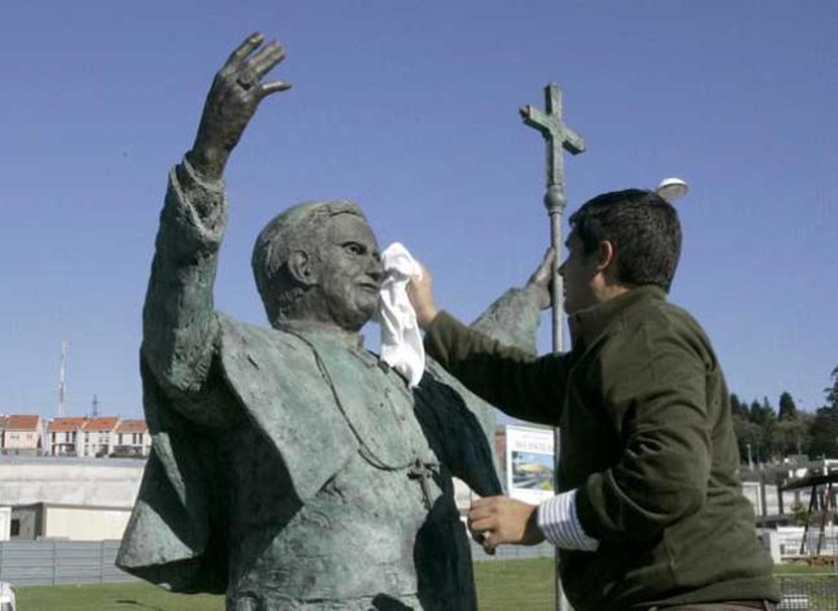 Una estatua del Papa lo recibirá en la entrada a Santiago